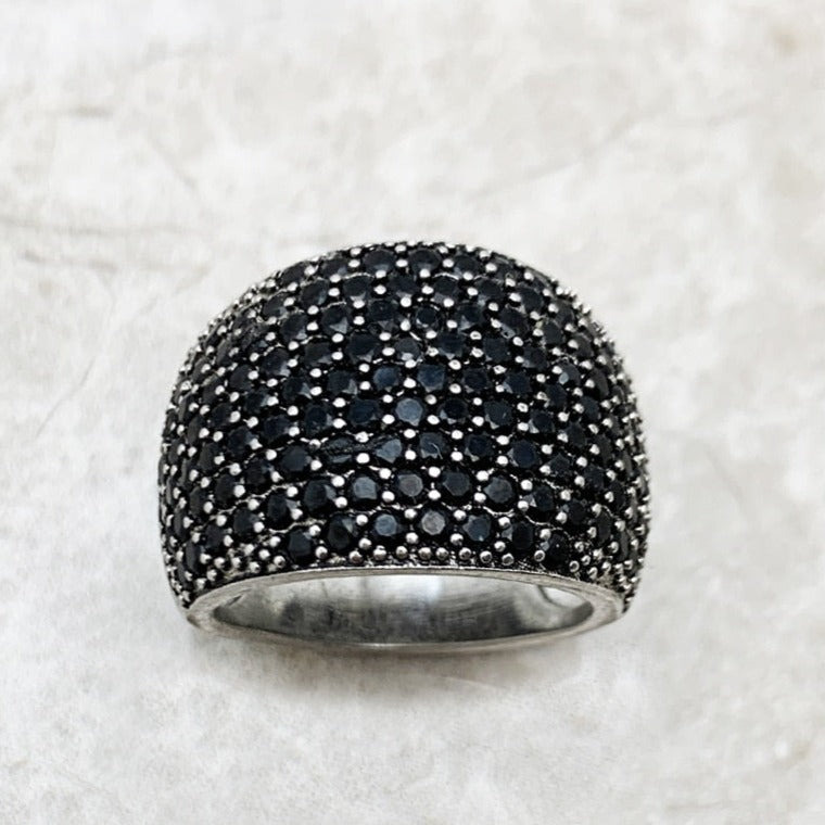 Pavé Deutsch | Schwarzer Cocktail-Ring im deutschen Stil mit Pavé-Fassung | Shop Nory