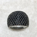 Pavé Deutsch | Schwarzer Cocktail-Ring im deutschen Stil mit Pavé-Fassung | Shop Nory