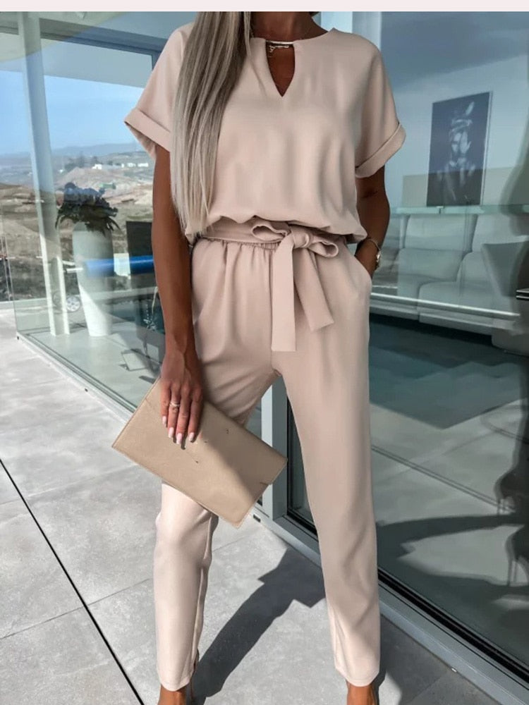 Eleganter Jumpsuit mit kurzen Ärmeln und Gürtel