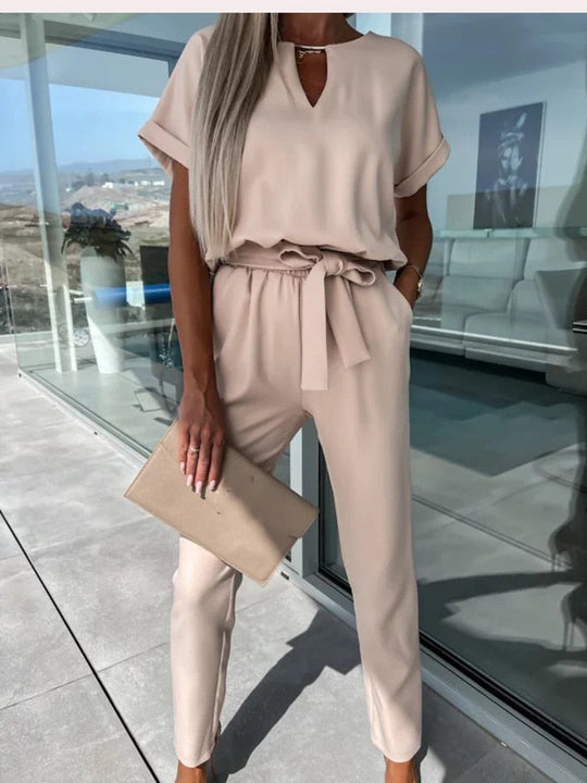 Eleganter Jumpsuit mit kurzen Ärmeln und Gürtel