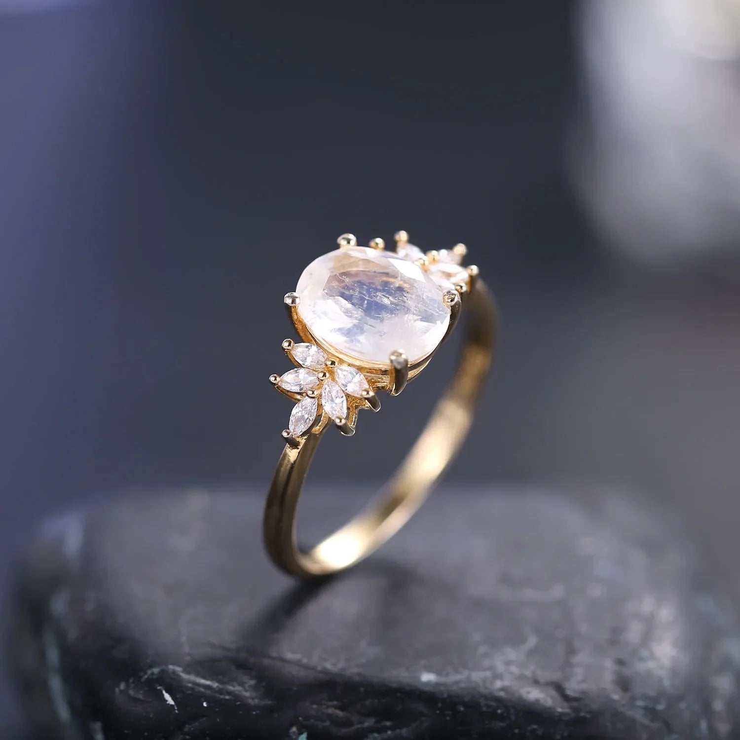 Mondstein-Ehering mit einem echten Mondstein und einem Diamanten | Shop Nory