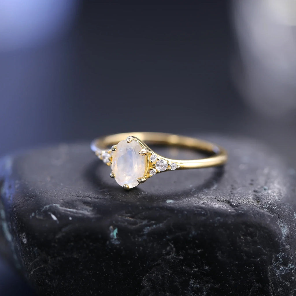 Mondstein- und Diamant-Verlobungsring mit ovalem Mondstein | Shop Nory
