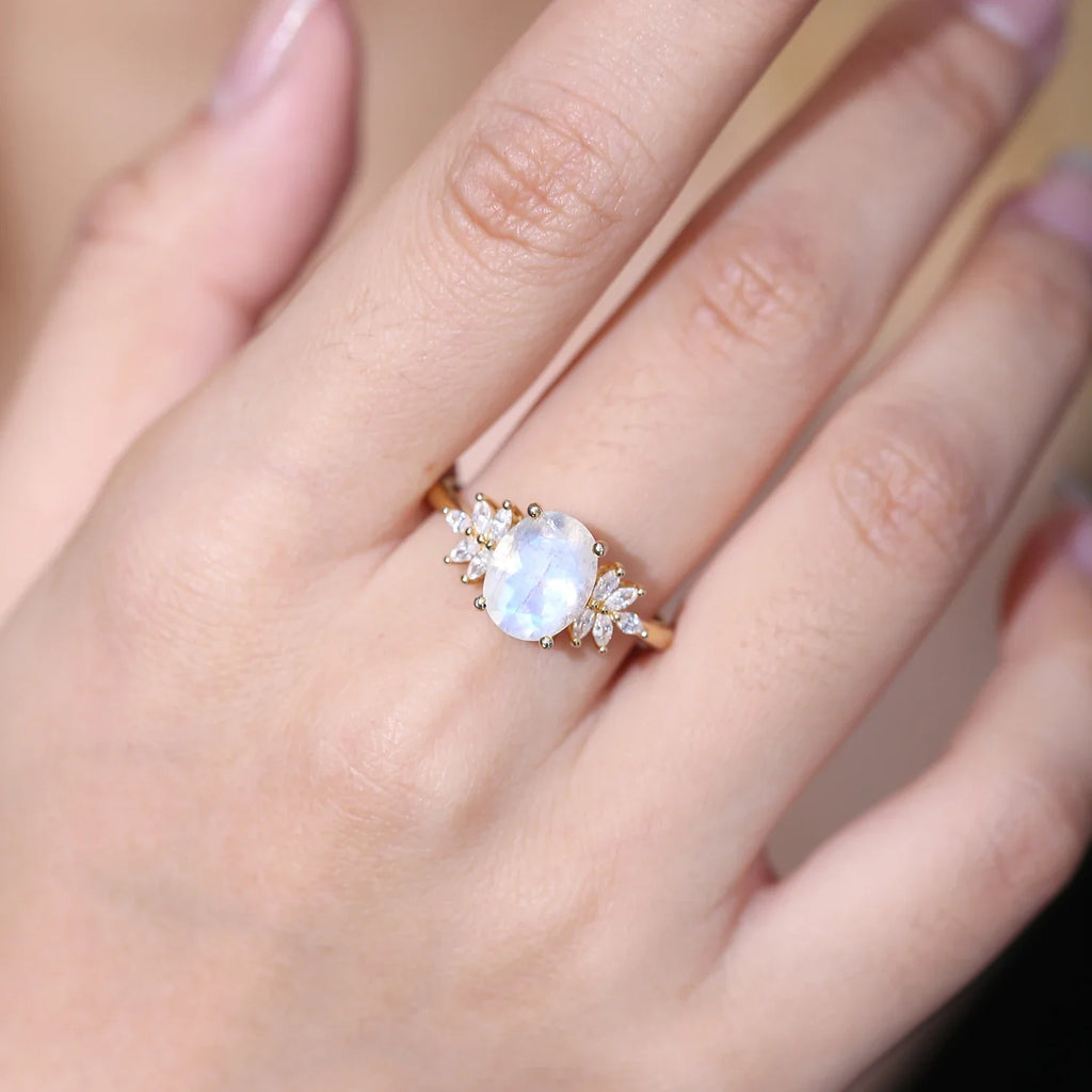 Mondstein-Ehering mit einem echten Mondstein und einem Diamanten | Shop Nory