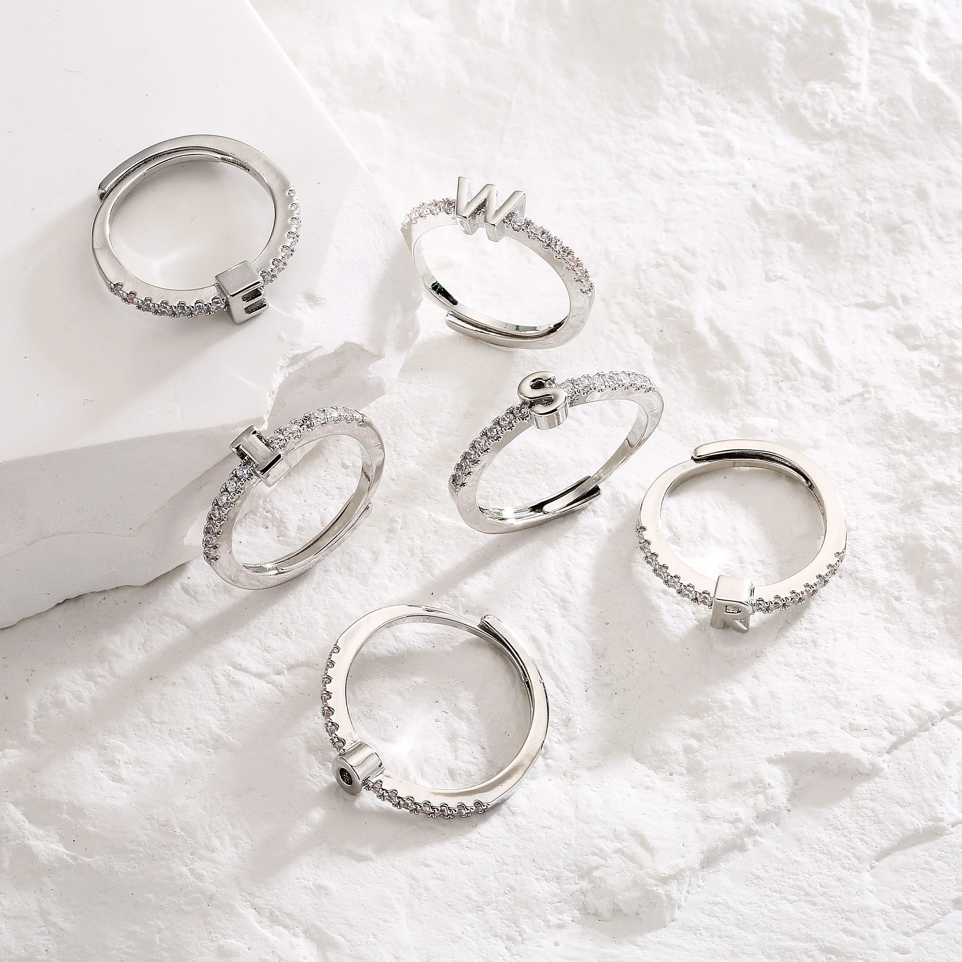 Klassischer Zirkon Initialbuchstabenring | Shop Nory