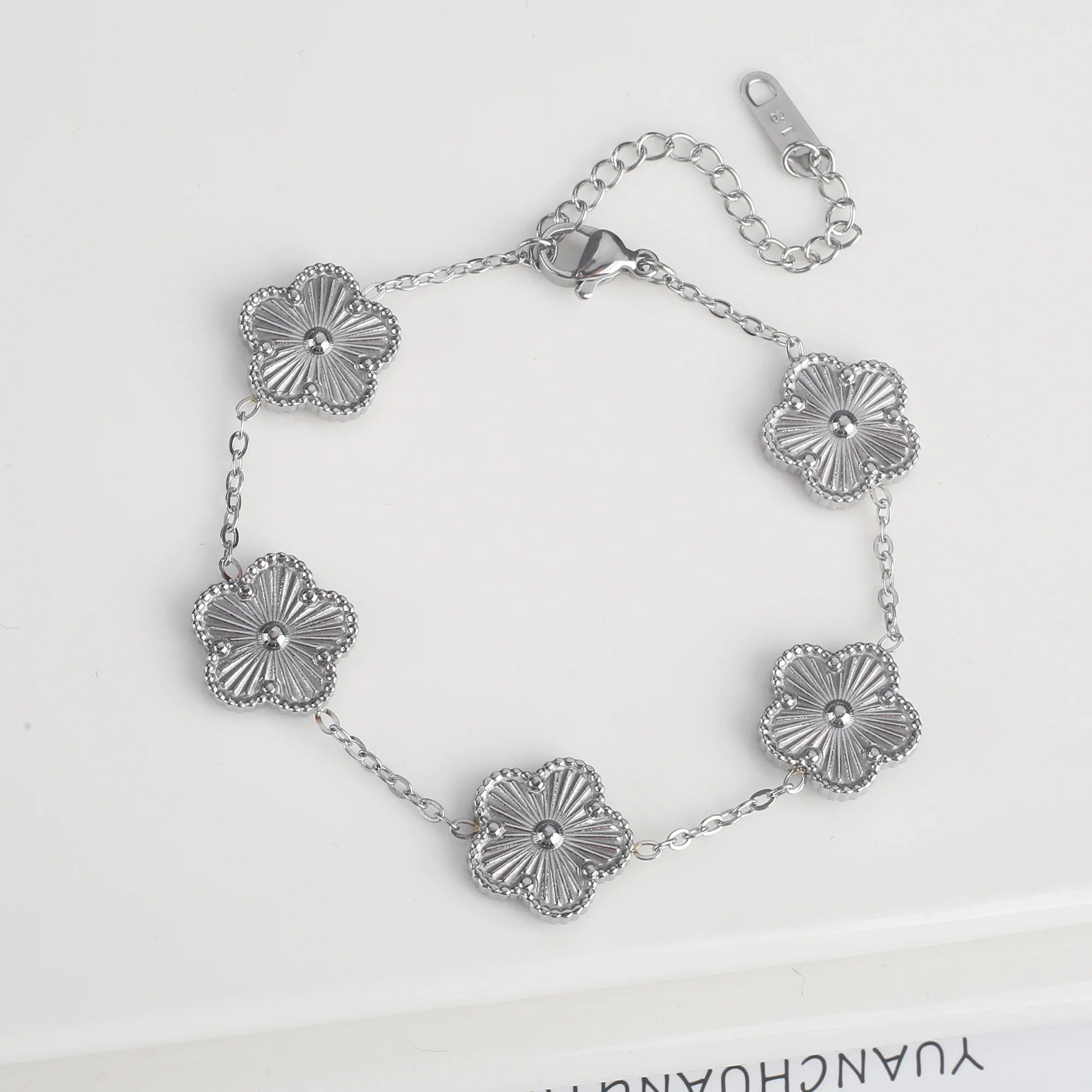 Klassisches Edelstahl Fünf-Blumen-Armband für Damen Shop Nory