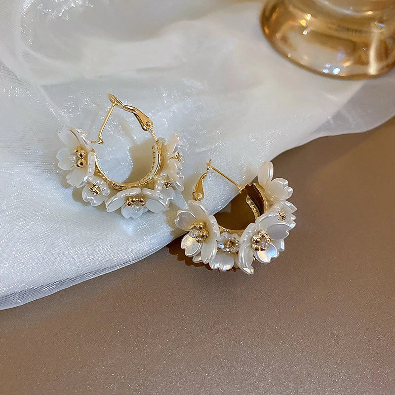Runde Blütenakzent elegante Ohrringe