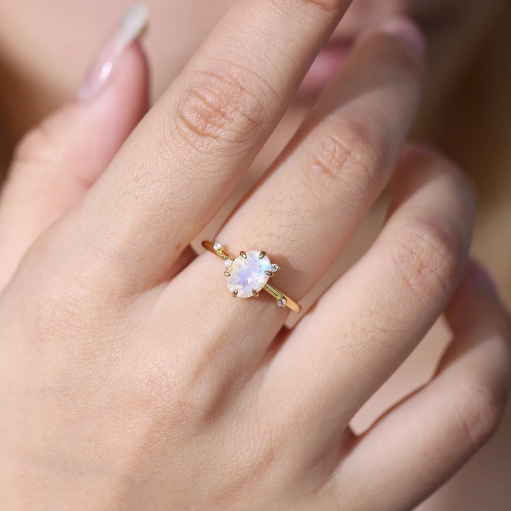 Blattring mit einem natürlichen Mondstein in Gold | Shop Nory