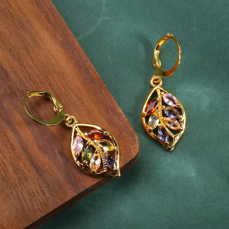 Damen Ohrringe mit goldenem Blatt, eingelegten farbigen Kristallen und Anhängern | Shop Nory