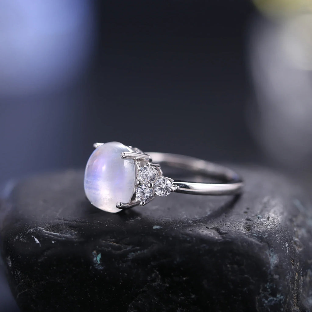 Silberner Mondsteinring mit einem ovalen Mondstein und einem klaren Diamanten | Shop Nory