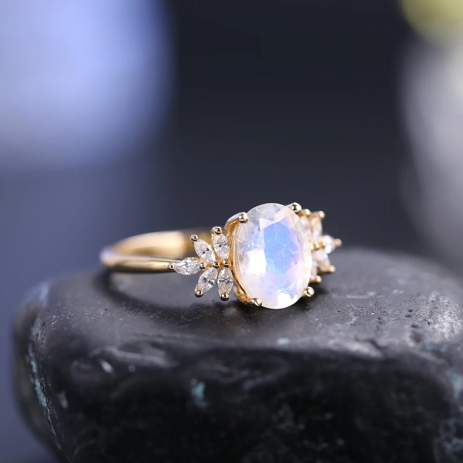 Mondstein-Ehering mit einem echten Mondstein und einem Diamanten | Shop Nory