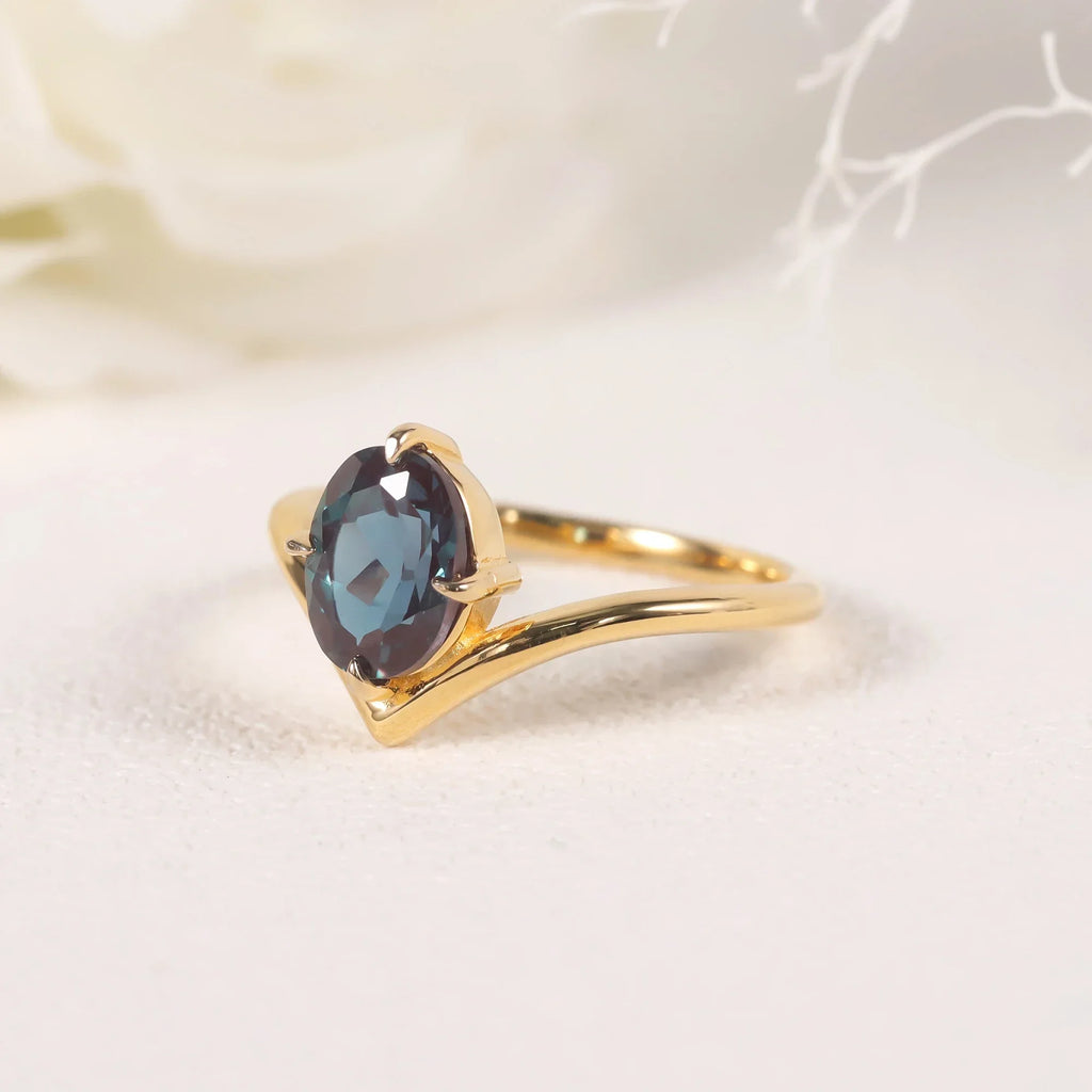 Alexandrit-Versprechensring, goldener, gebogener Ring mit Farbwechsel im Juni-Geburtsstein | Shop Nory