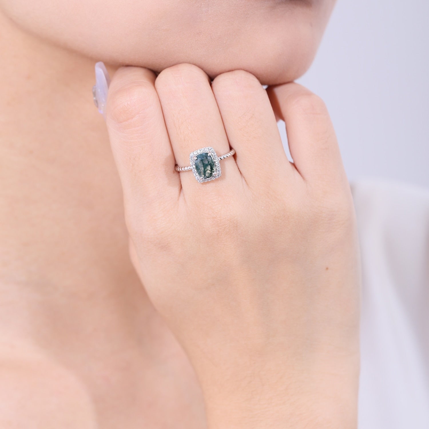 Moosachat-Verlobungsring in silbernem Halo-Ring in rechteckiger Form | Shop Nory