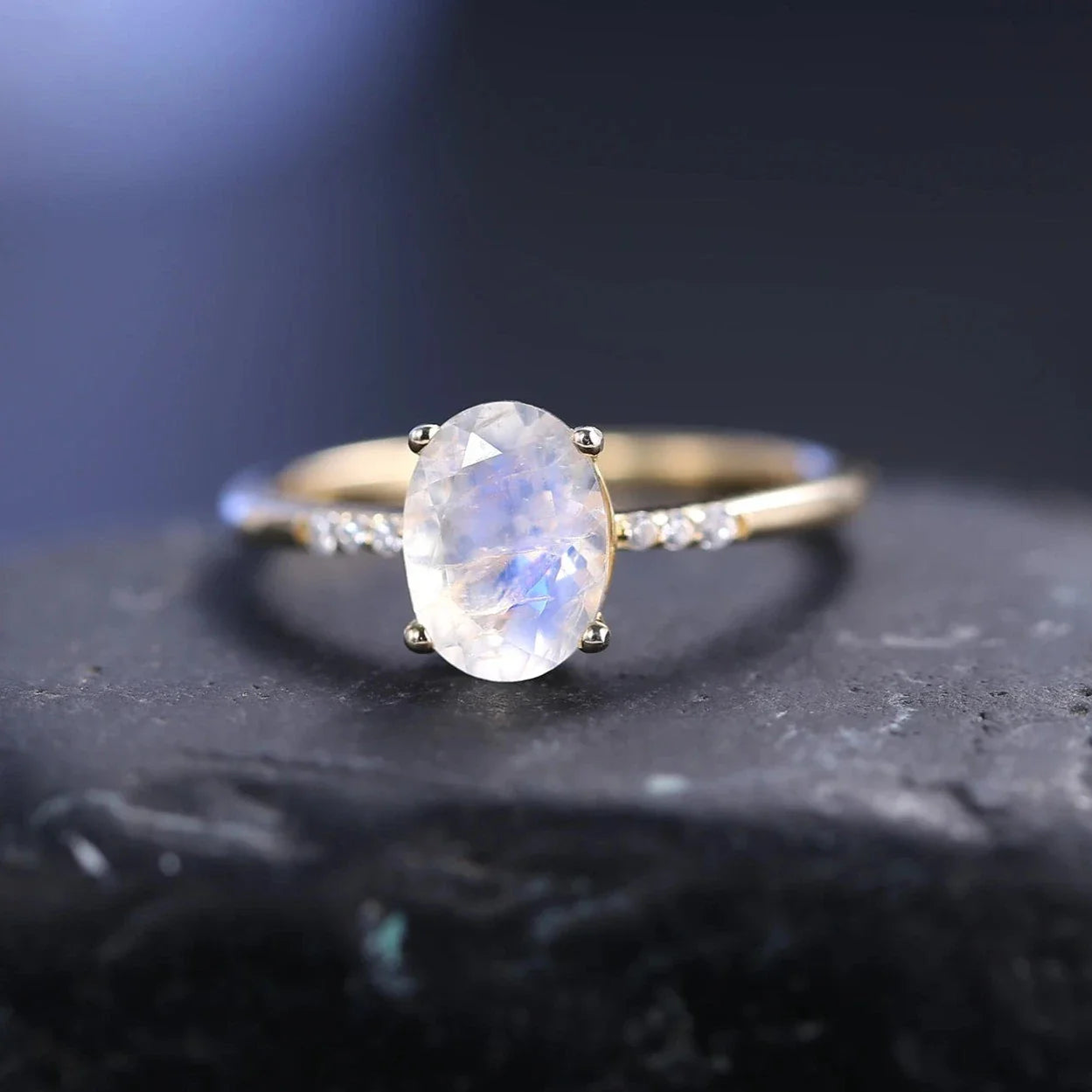 Mondstein-Edelsteinring mit einem natürlichen Mondstein und klaren CZ-Steinen | Shop Nory