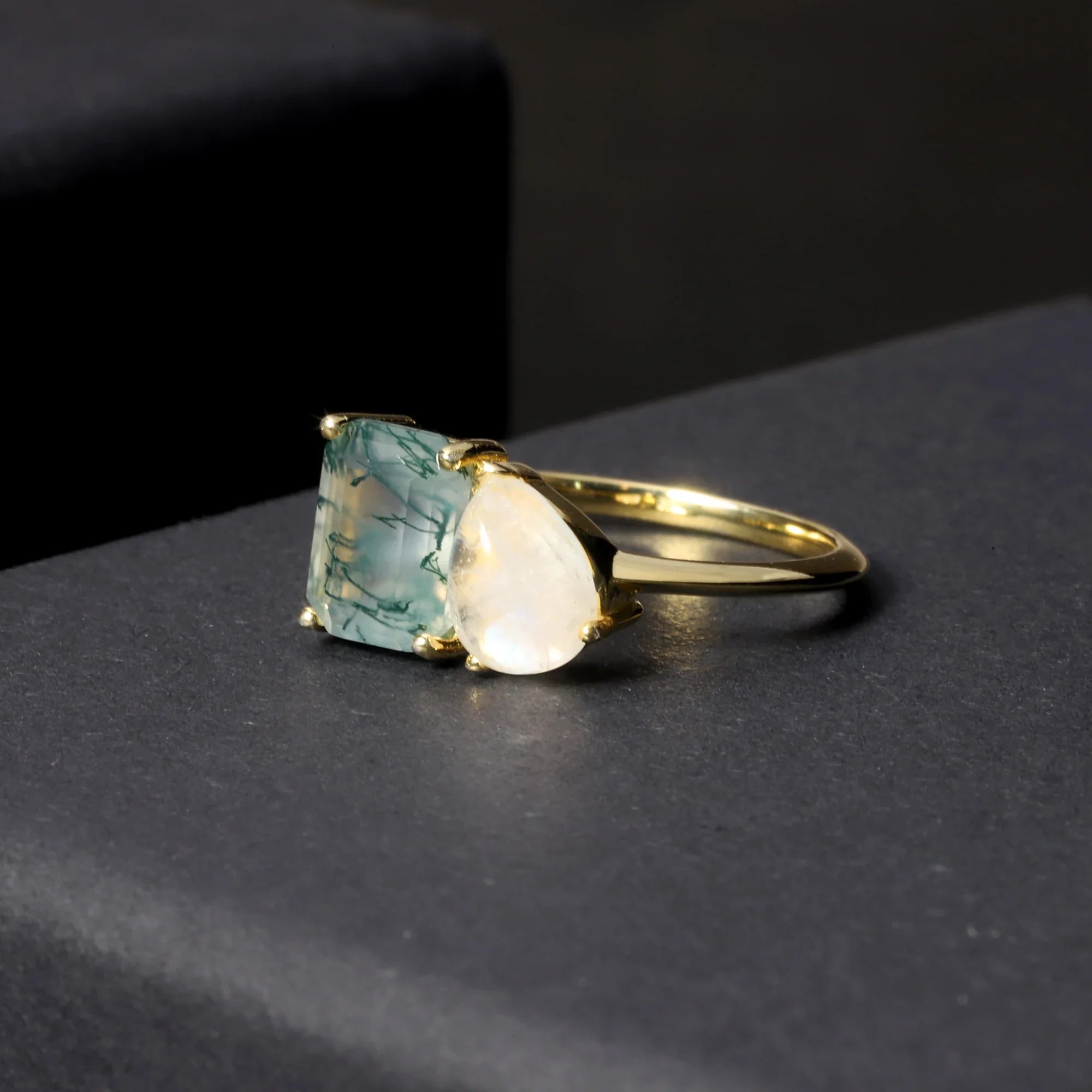 Ring „Du und ich“ mit einem natürlichen grünen Moosachat und einem Mondstein-Toi et Moi-Ring | Shop Nory