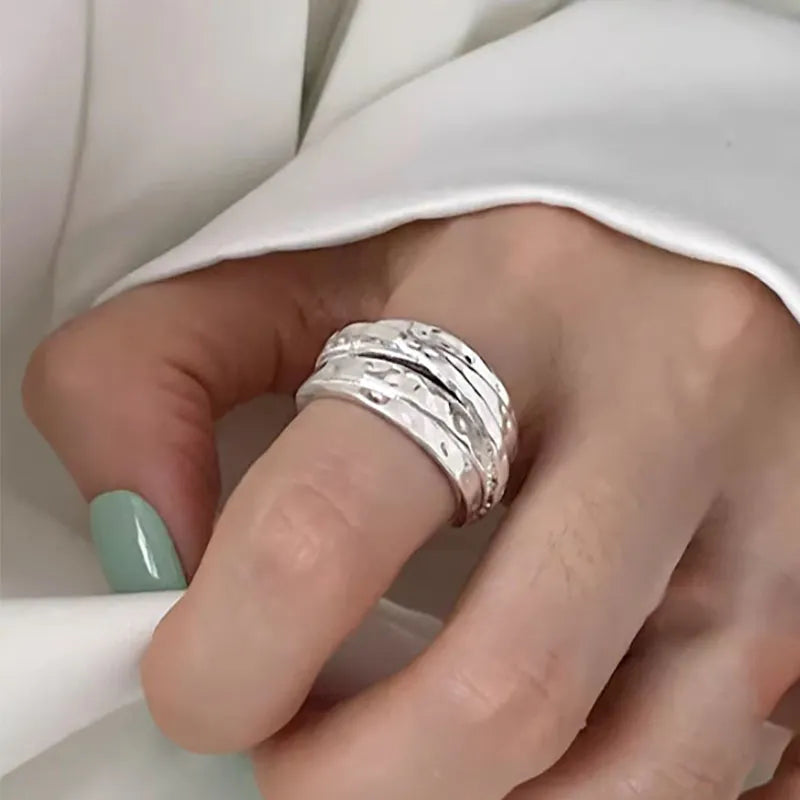 Gestapelter silberfarbener verstellbarer Ring | Shop Nory