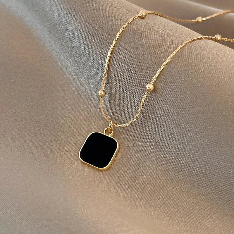 Exquisites schwarzes quadratisches Anhänger-Halsband | Shop Nory