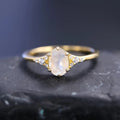 Mondstein- und Diamant-Verlobungsring mit ovalem Mondstein | Shop Nory