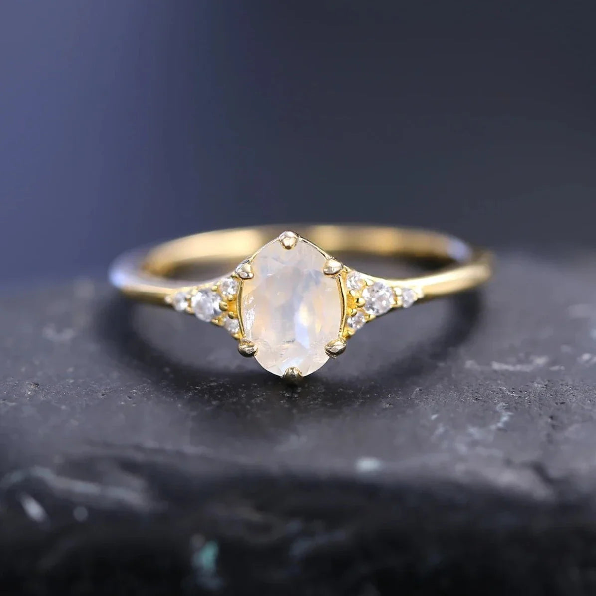Mondstein- und Diamant-Verlobungsring mit ovalem Mondstein | Shop Nory