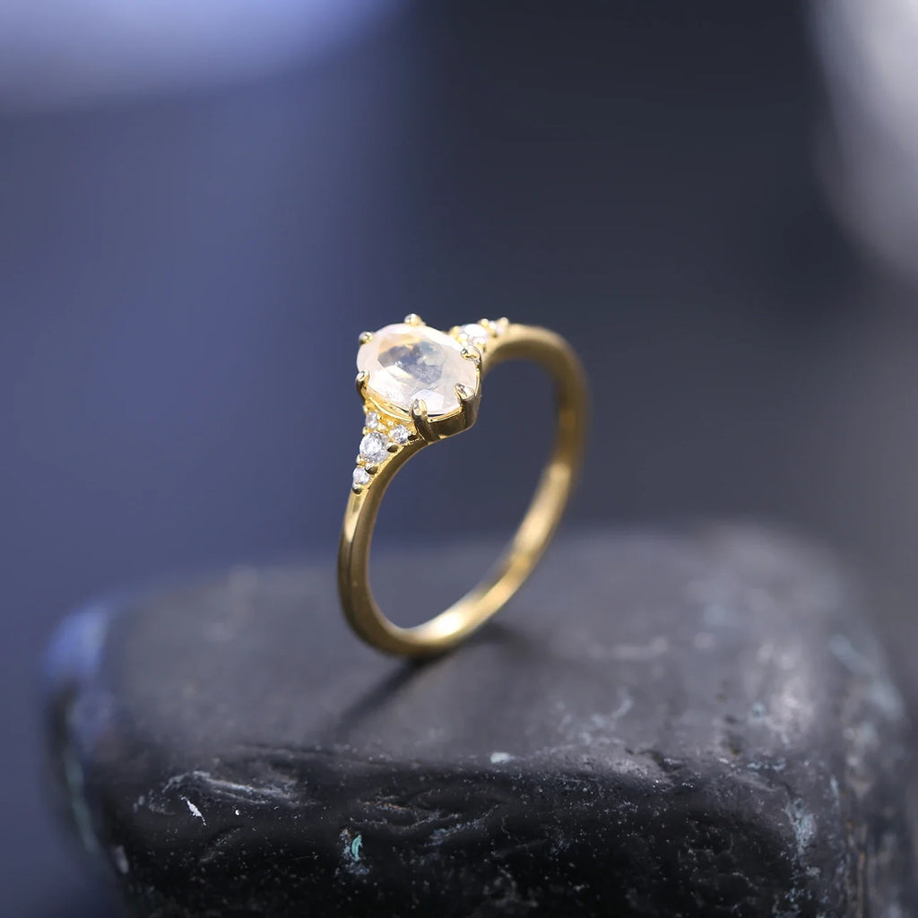 Mondstein- und Diamant-Verlobungsring mit ovalem Mondstein | Shop Nory