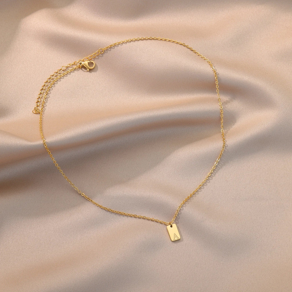 Winzige quadratische gravierte Initialbuchstaben-Goldhalsketten | Shop Nory