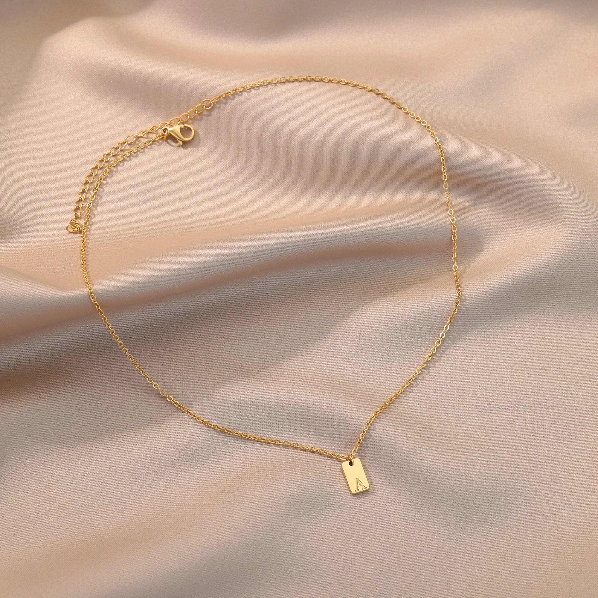 Winzige quadratische gravierte Initialbuchstaben-Goldhalsketten | Shop Nory