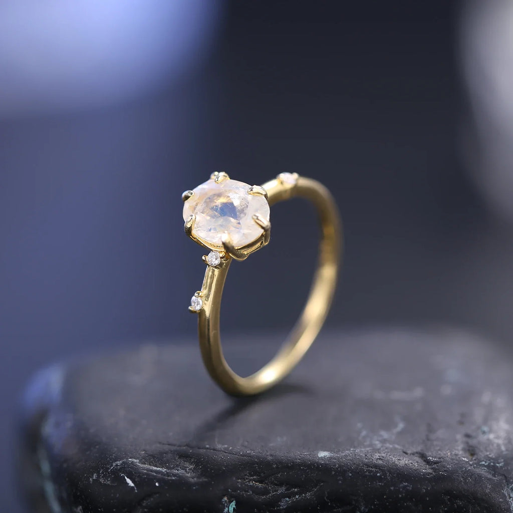 Blattring mit einem natürlichen Mondstein in Gold | Shop Nory