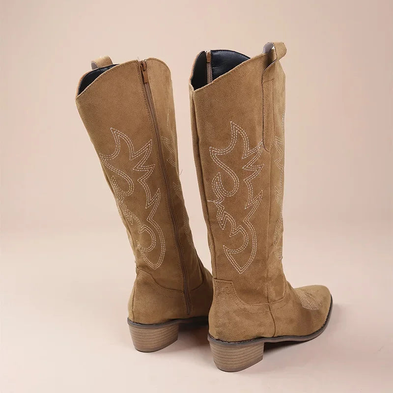 Cowboy-Stiefel – Wildleder-Textur – Bestickter Western-Stil – Halb Hoch – Niedriger Absatz