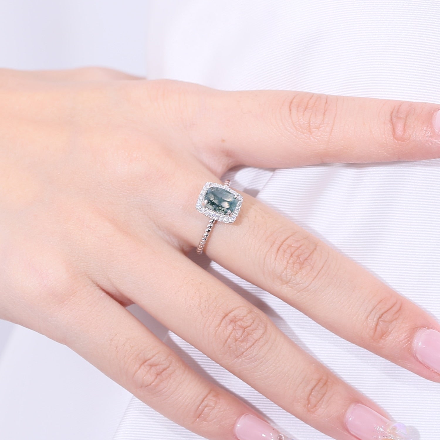 Moosachat-Verlobungsring in silbernem Halo-Ring in rechteckiger Form | Shop Nory