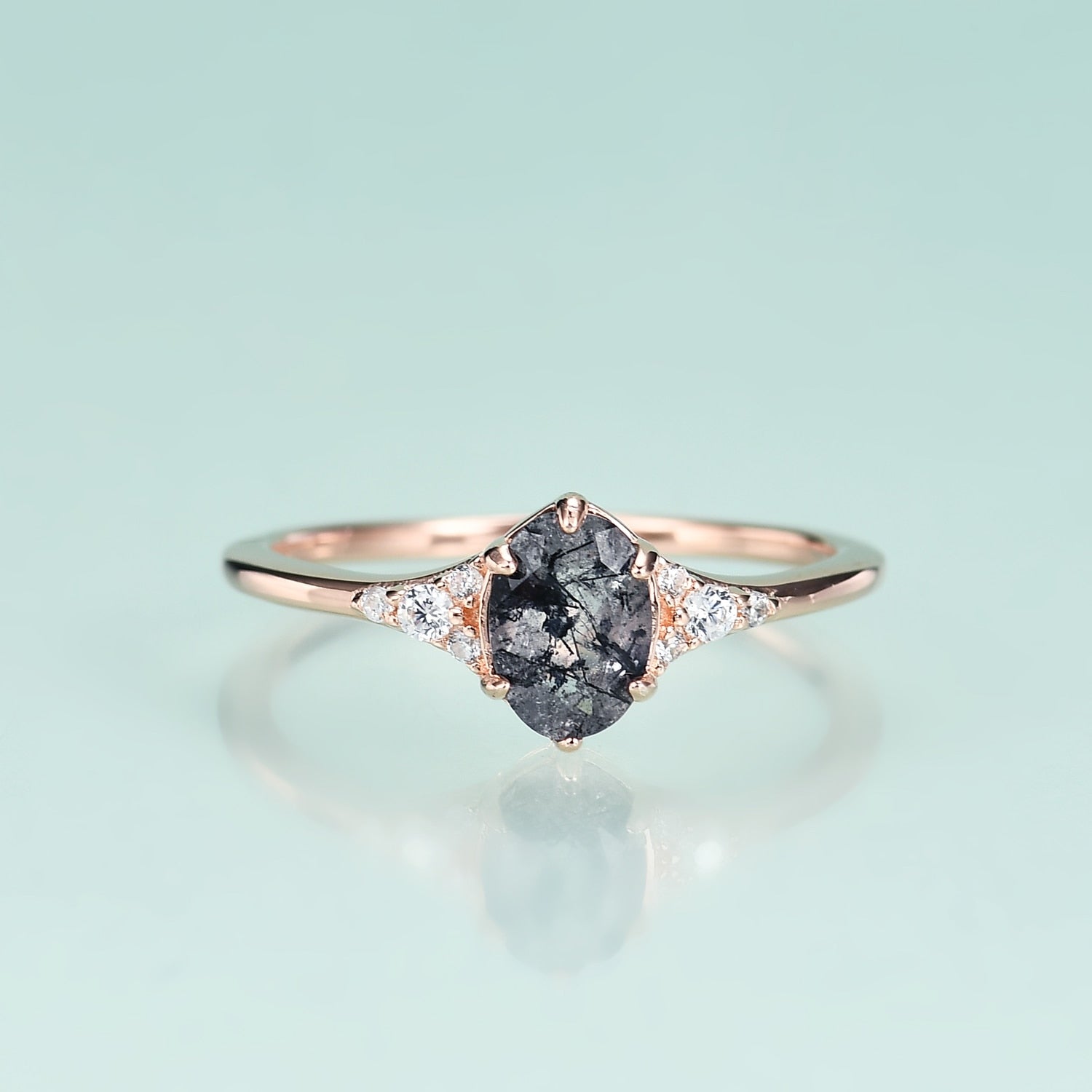 Schwarzer Rutilquarz-Ring, natürlicher Rutilquarz-Verlobungsring im Ovalschliff | Shop Nory