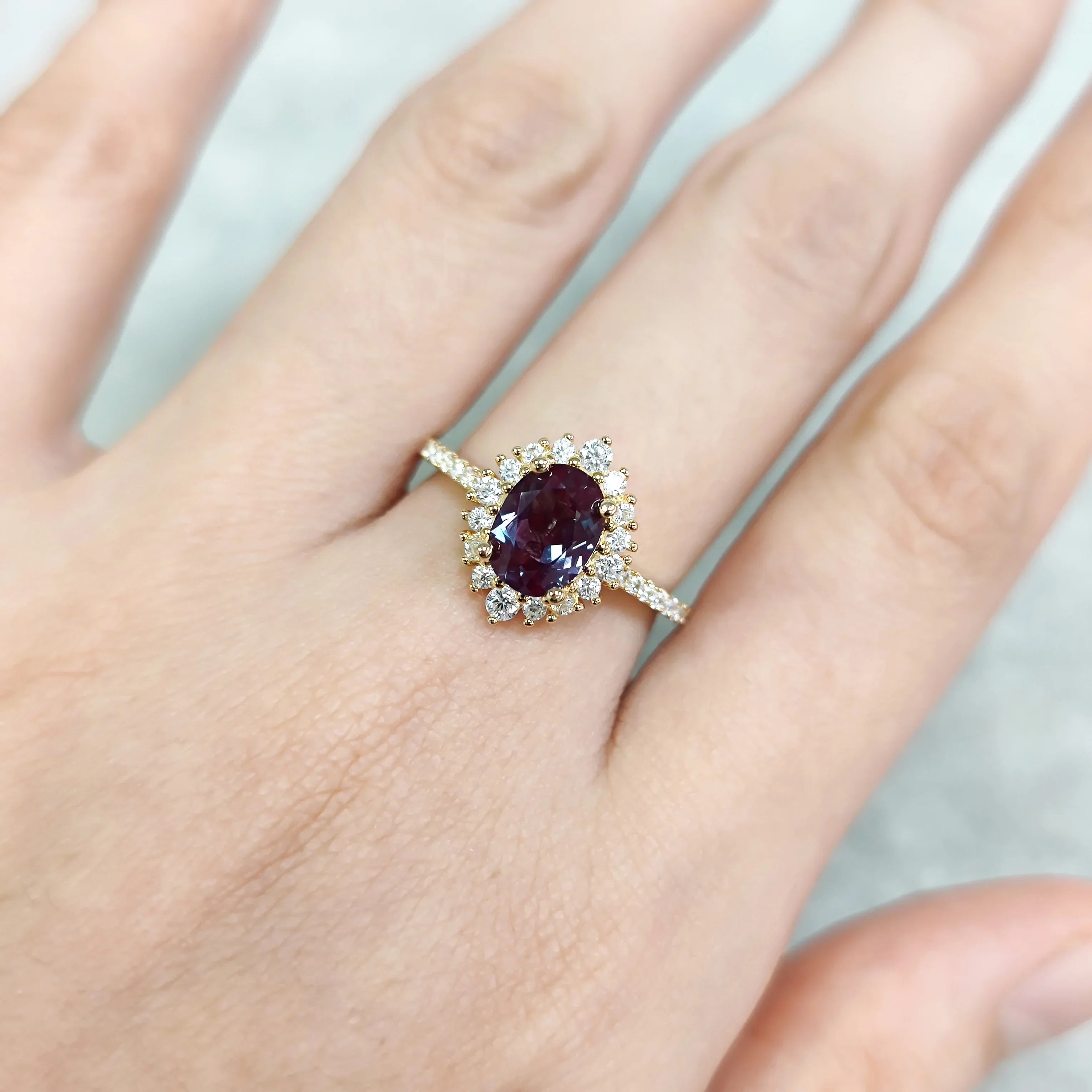 Alexandrit-Ring mit Geburtsstein Juni, mit Diamant-CZ und ovalem Alexandrit | Shop Nory