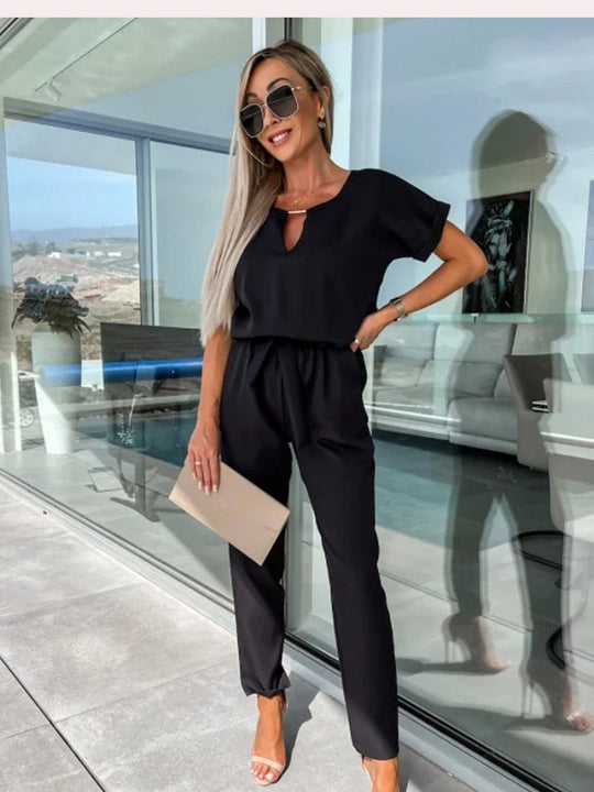 Eleganter Jumpsuit mit kurzen Ärmeln und Gürtel