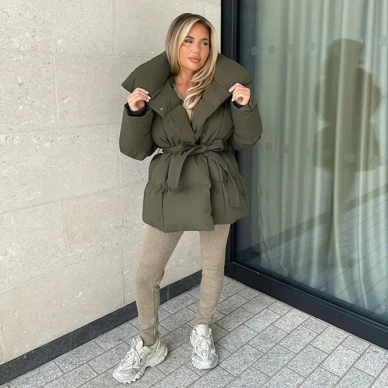 ShopNory | Kurze Damenjacke mit Stehkragen und Taillierter Taille