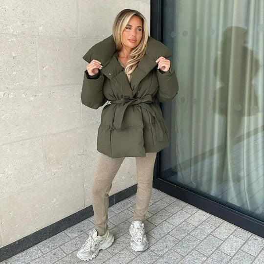 ShopNory | Kurze Damenjacke mit Stehkragen und Taillierter Taille
