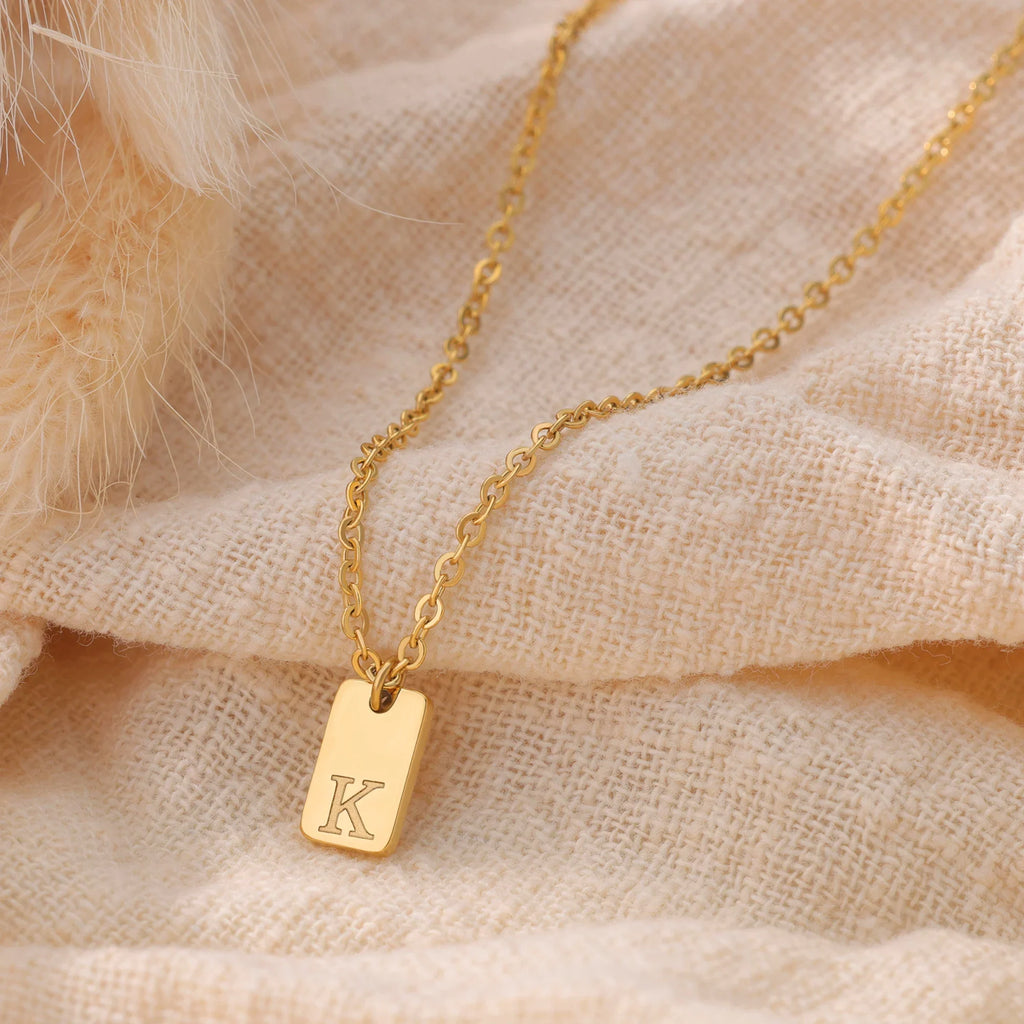 Winzige quadratische gravierte Initialbuchstaben-Goldhalsketten | Shop Nory
