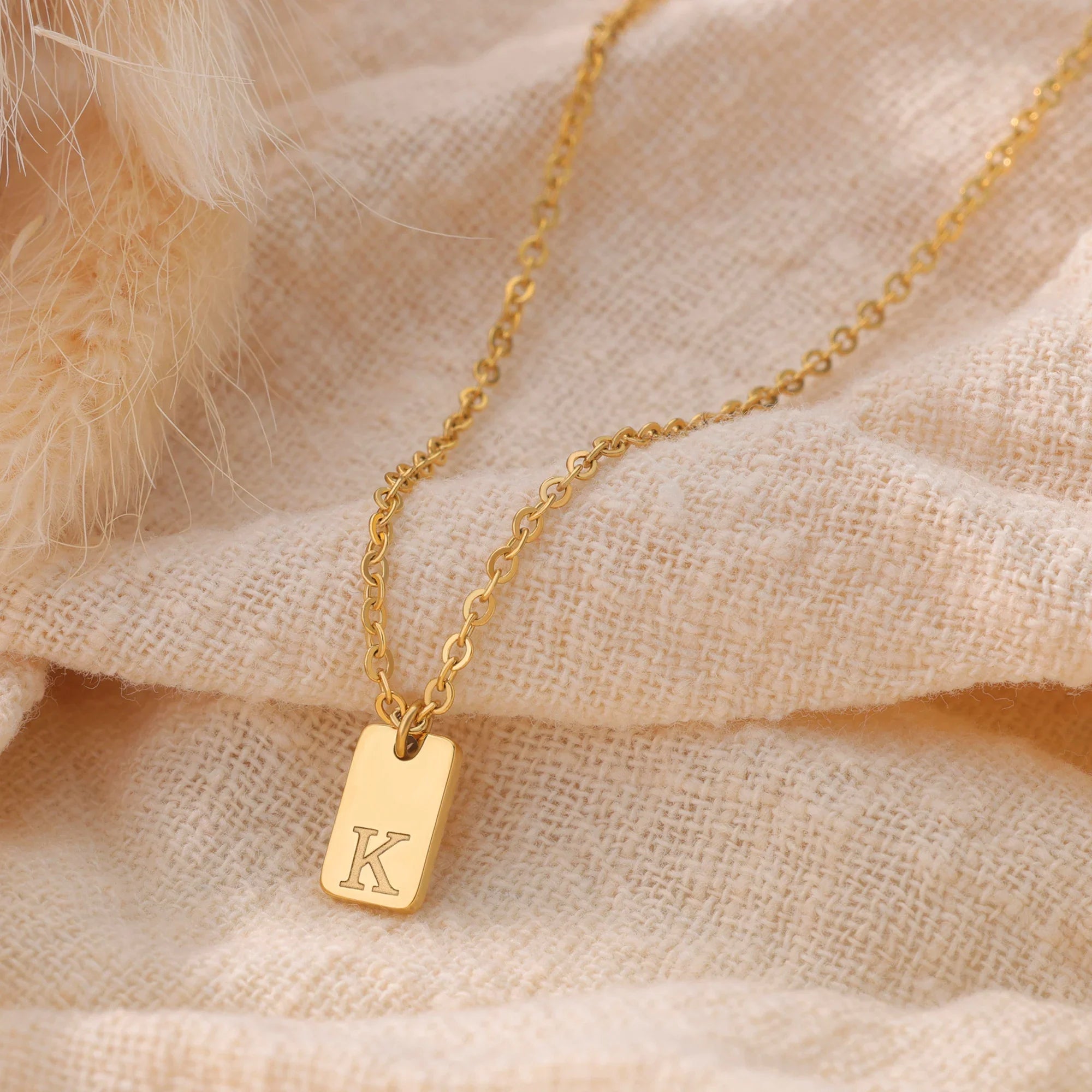Winzige quadratische gravierte Initialbuchstaben-Goldhalsketten | Shop Nory