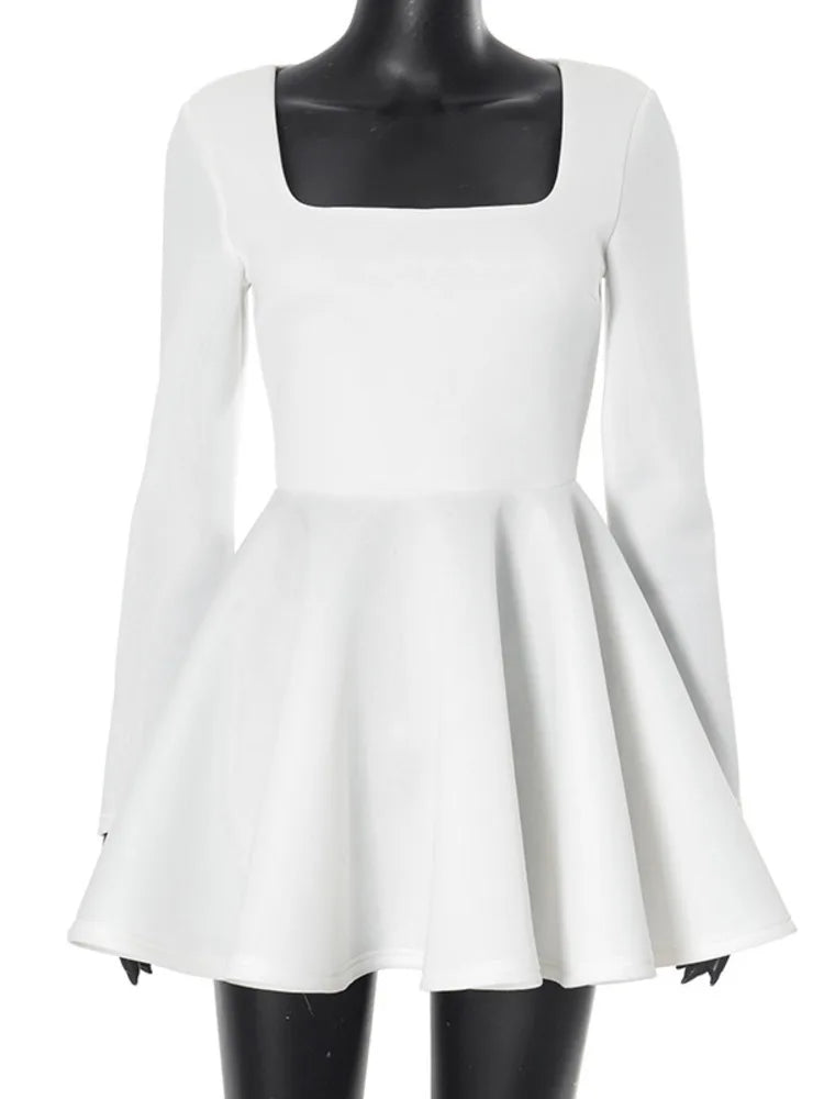 Elegantes Weißes Mini-Kleid Mit Quadrat-Ausschnitt