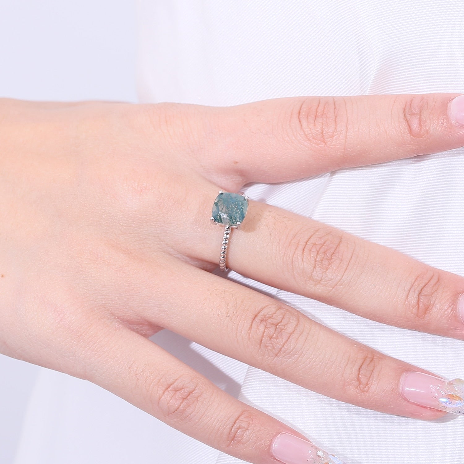 Ring aus natürlichem Moosachat in quadratischer Form in Silber | Shop Nory