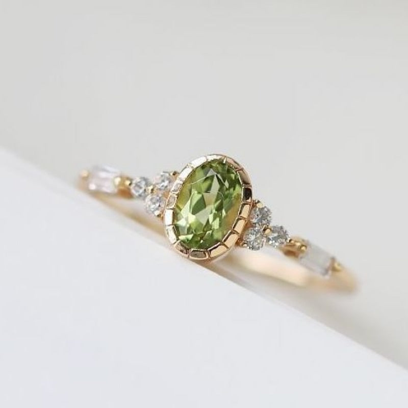 Cool erfrischender olivgrüner Edelsteinring | Shop Nory