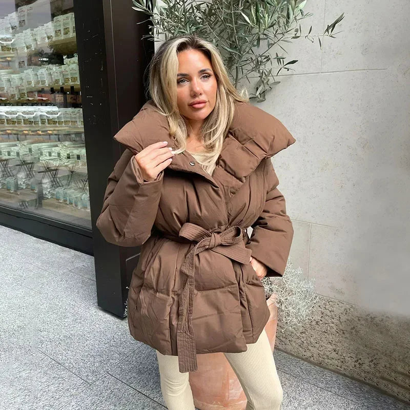 ShopNory | Kurze Damenjacke mit Stehkragen und Taillierter Taille