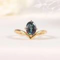 Alexandrit-Versprechensring, goldener, gebogener Ring mit Farbwechsel im Juni-Geburtsstein | Shop Nory