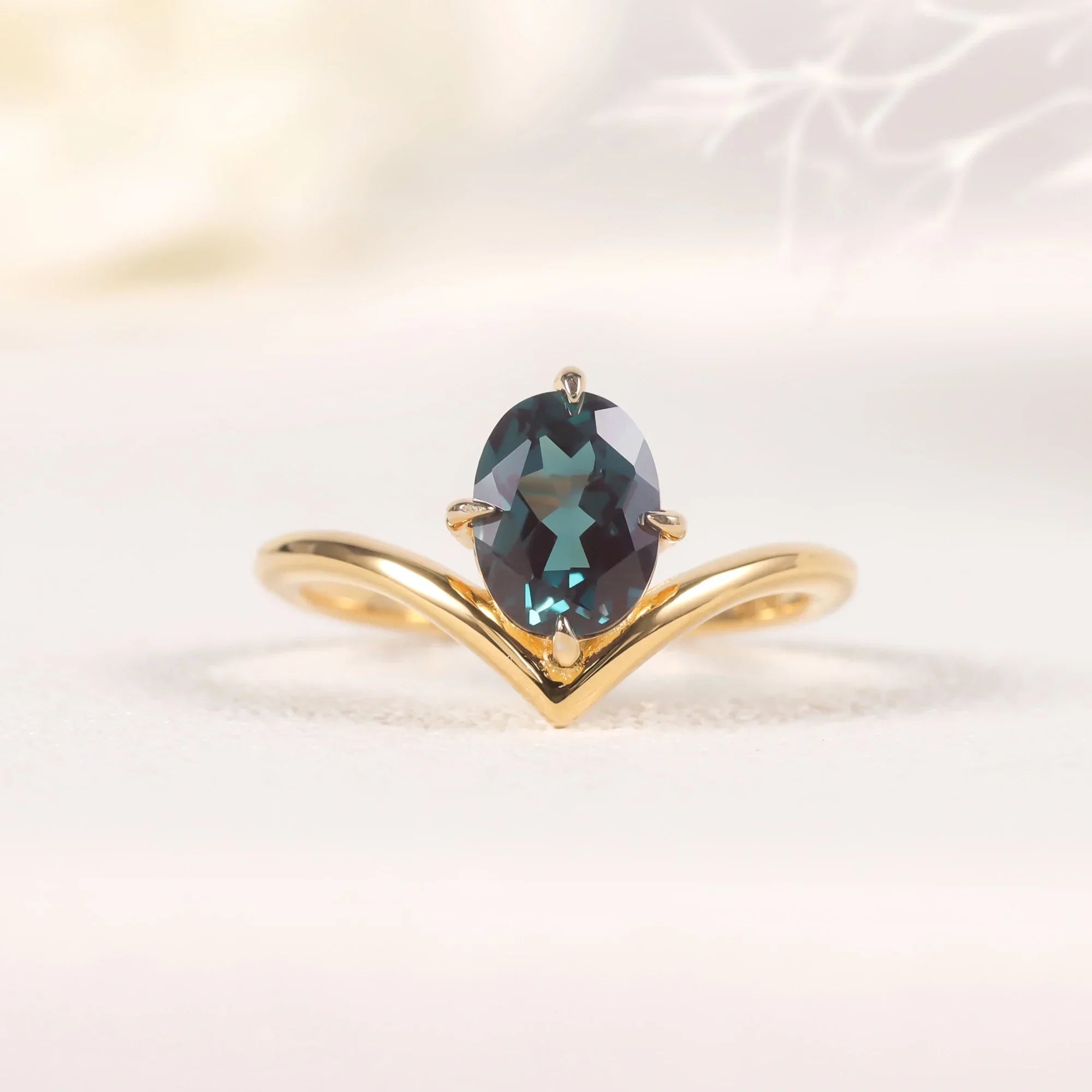 Alexandrit-Versprechensring, goldener, gebogener Ring mit Farbwechsel im Juni-Geburtsstein | Shop Nory