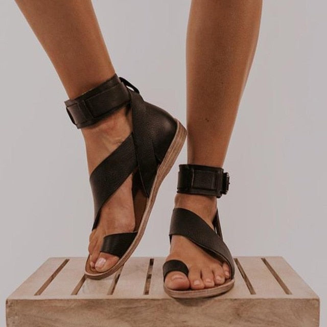 Sandalen mit Kreuzband und Zehenring