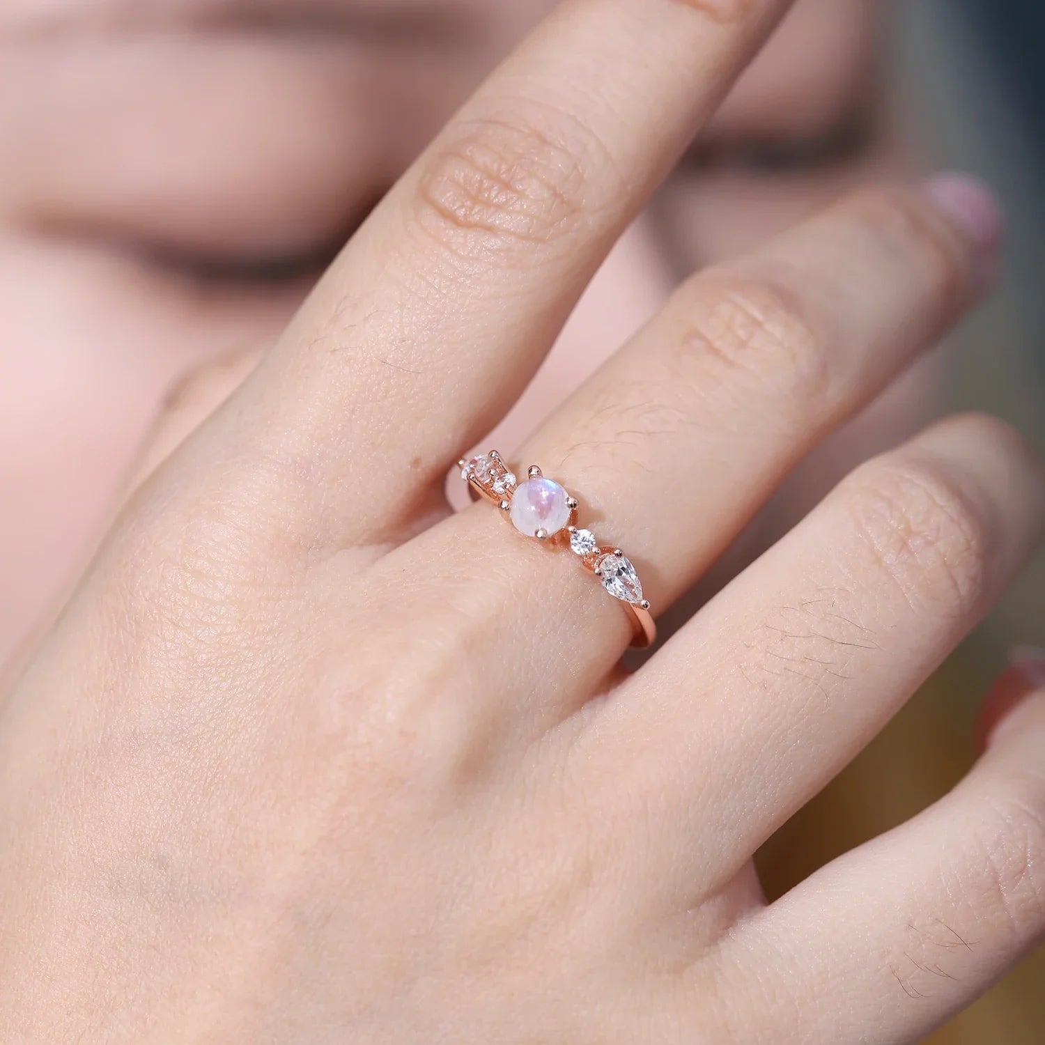 Damenring aus Mondstein in Roségold mit kleinen runden Mondsteinen romantischer Ring für sie | Shop Nory