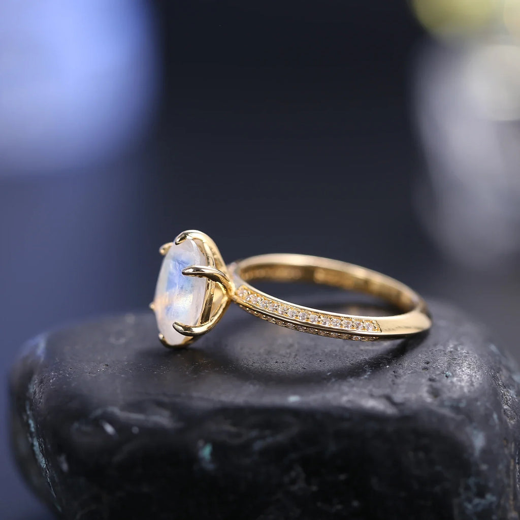 Echter Mondsteinring mit einem ovalen Mondstein, schlicht und zierlich | Shop Nory