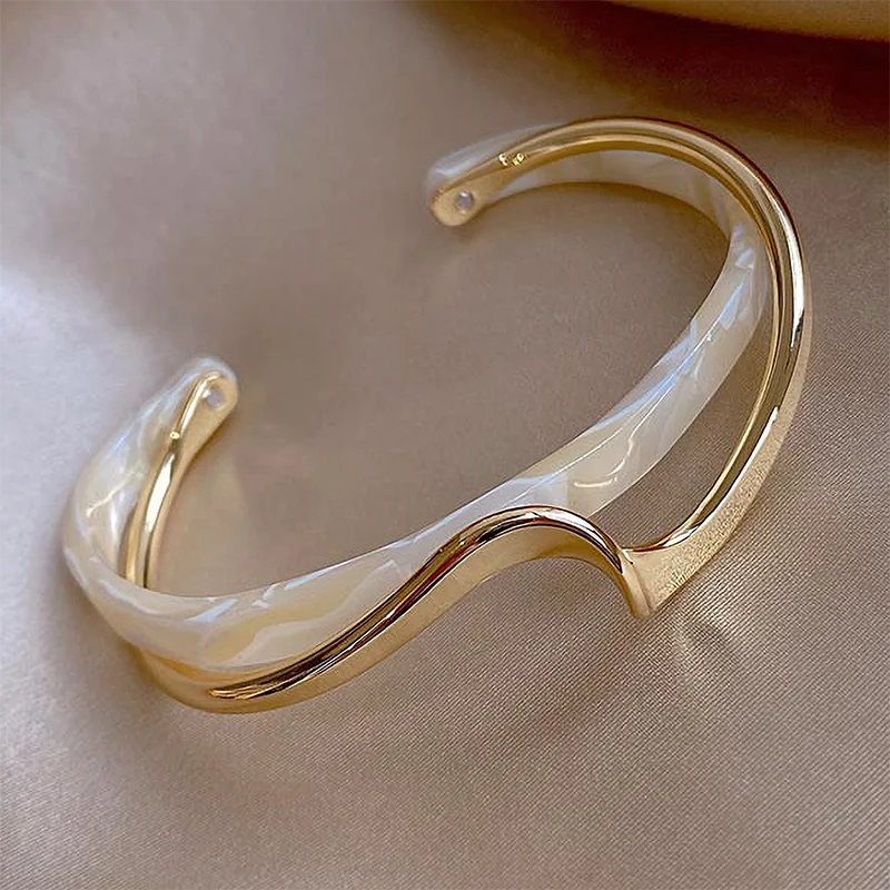 Elegante geometrische Metallarmbänder für Frauen | Shop Nory