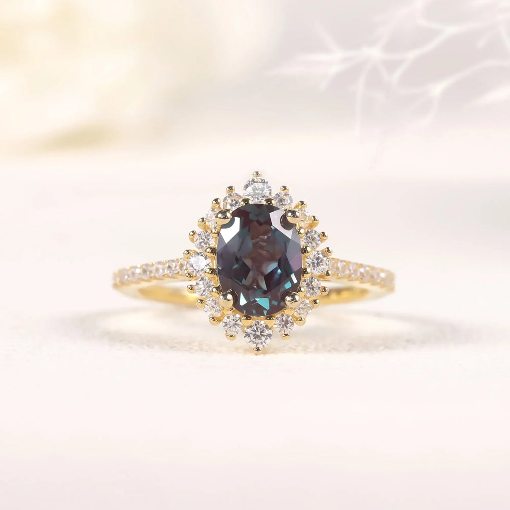 Alexandrit-Ring mit Geburtsstein Juni, mit Diamant-CZ und ovalem Alexandrit | Shop Nory