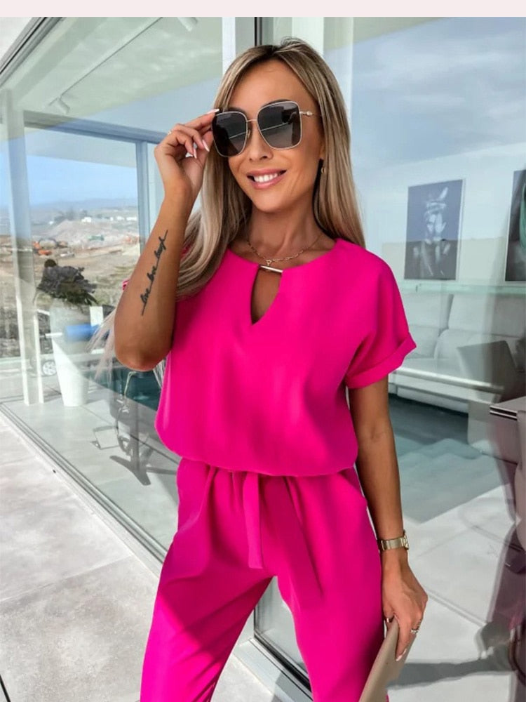 Eleganter Jumpsuit mit kurzen Ärmeln und Gürtel