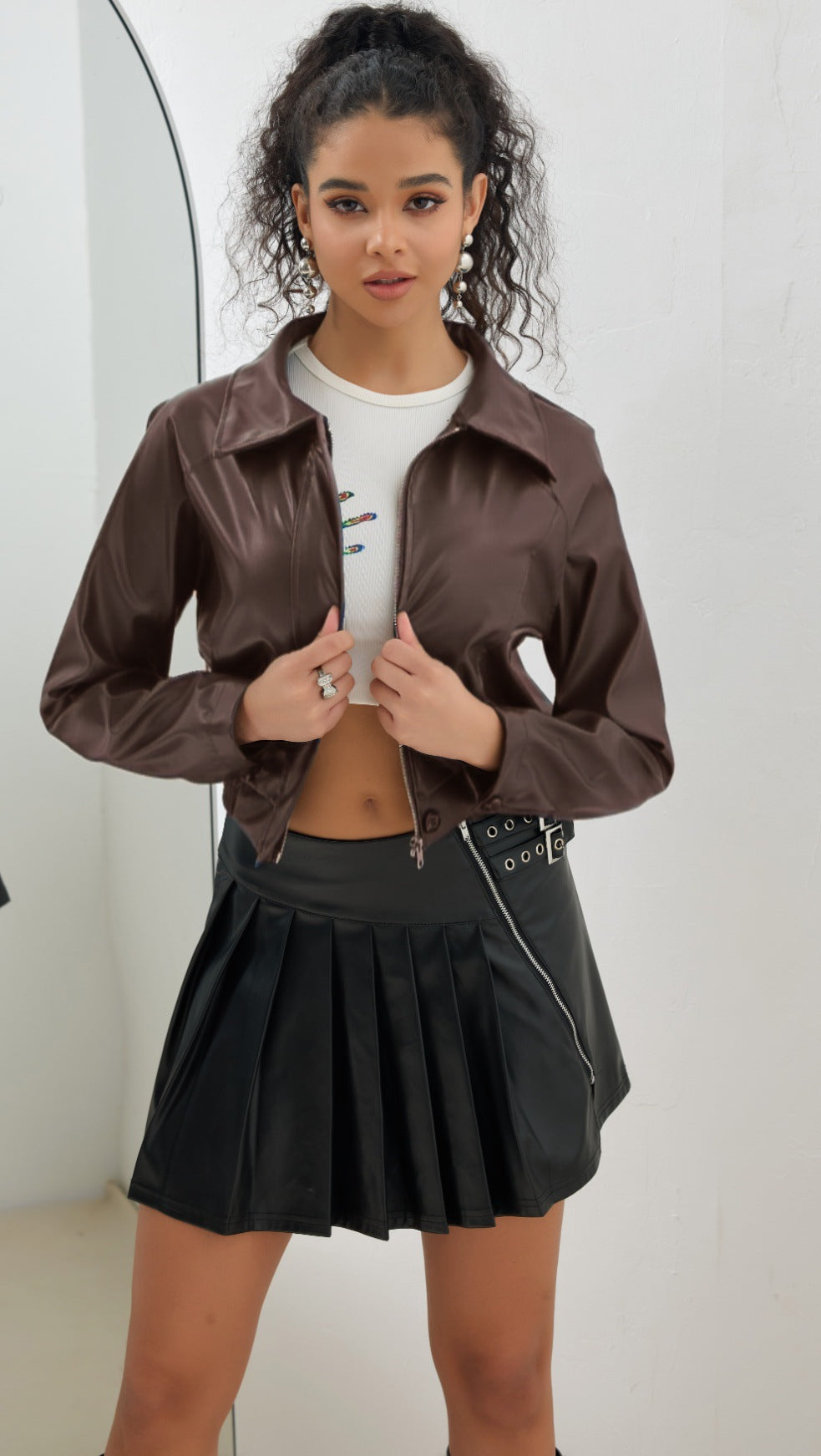 Damen trendige cropped Kunstlederjacke mit ausgefallenem Verschluss Shopnory