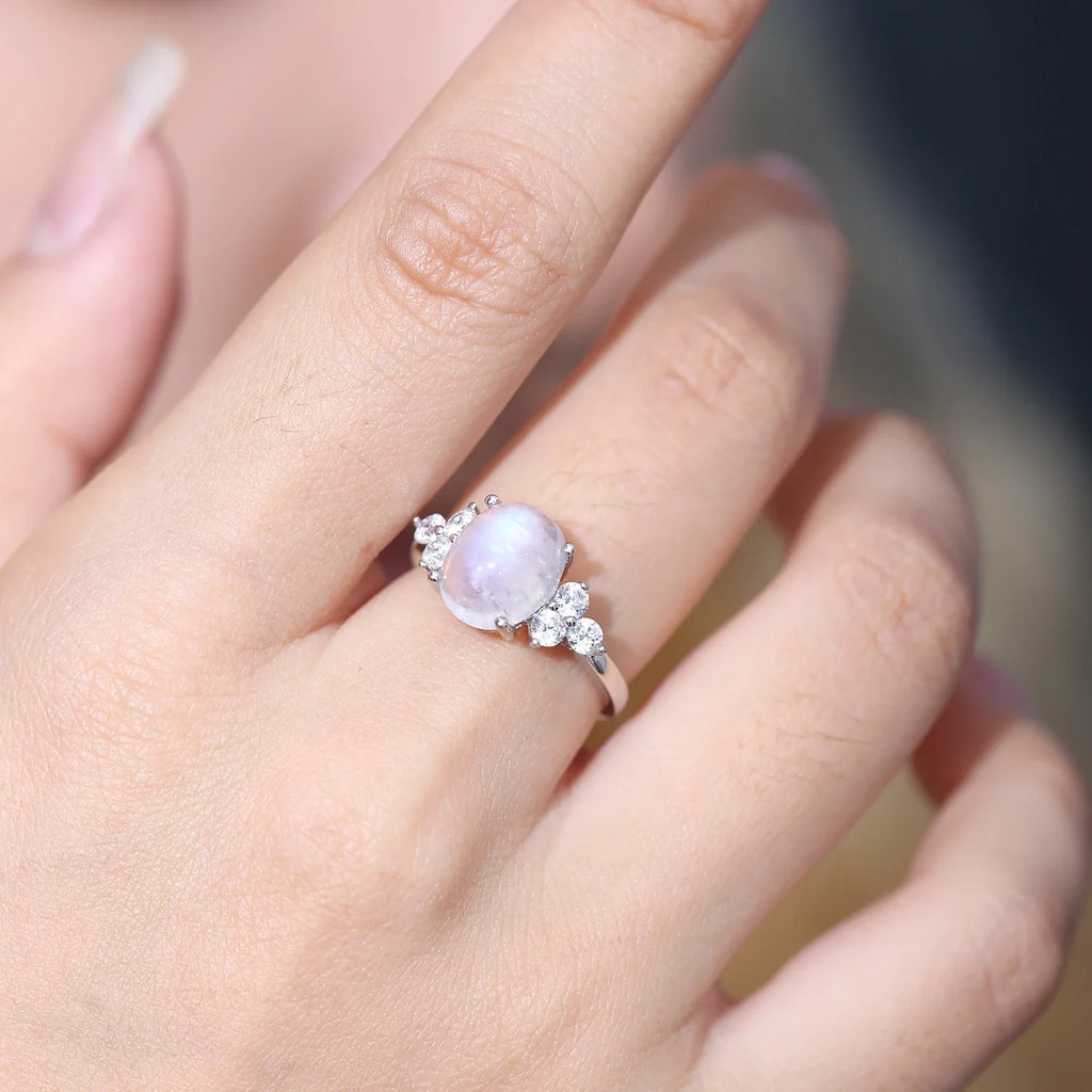 Silberner Mondsteinring mit einem ovalen Mondstein und einem klaren Diamanten | Shop Nory