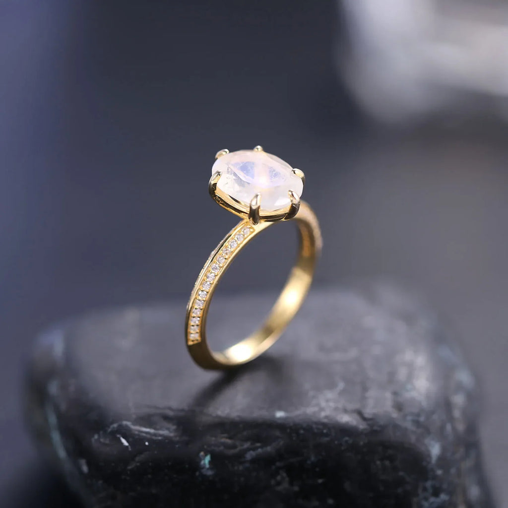 Echter Mondsteinring mit einem ovalen Mondstein, schlicht und zierlich | Shop Nory